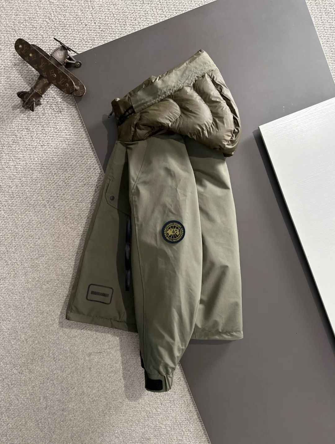 Two-day delivery time P960 Big Goose 🔥🔥 High-end customization 2025 winter official website's latest popular down jacket. Original custom-made hardware accessories for customers, all imported and original customization. Welcome to compare at the counter. Absolutely high quality. Use top-grade 90 white goose down. Super soft. Filled with fluffy and full feathers. Super heavy work. Fabric workmanship is excellent. The version is super perfect. Note⚠The fabric is super comfortable. Exclusive model. High-end quality. A must-have warm and protective artifact in winter. Size: M-3XL
